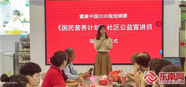 1656578720410394.jpg 东升国际行销推广部副部长郑玲芳在给学员们授课.jpg
